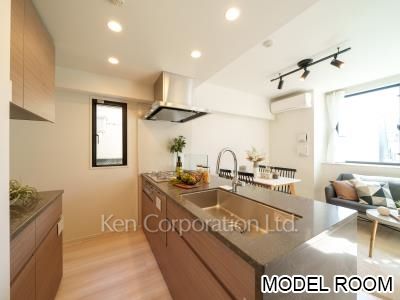 キッチン　※MODEL ROOM ※7階の同じ間取タイプを撮影。仕様が異なることがあります。