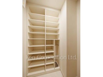 レガシス中目黒の写真 シューズインクローゼット ※13階の同じ間取タイプを撮影。仕様が異なることがあります。
