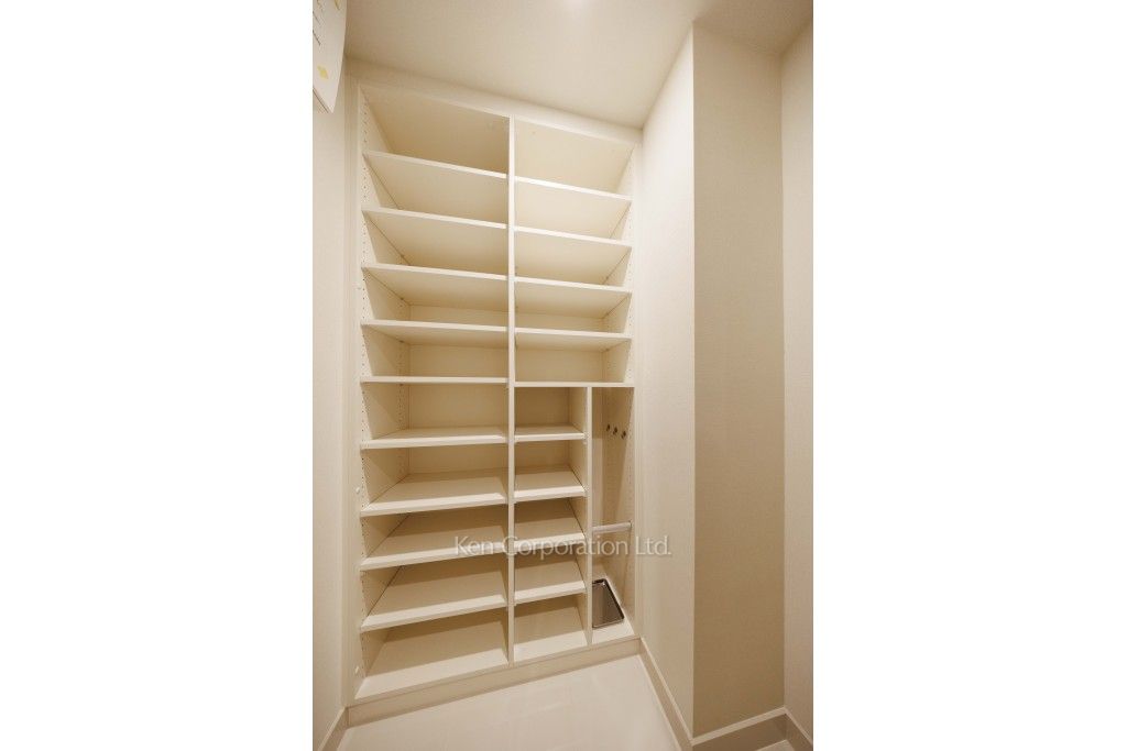 レガシス中目黒の写真 シューズインクローゼット ※13階の同じ間取タイプを撮影。仕様が異なることがあります。