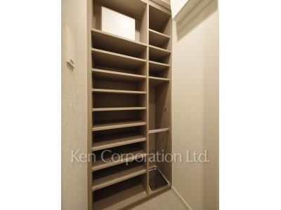 パークアクシスプレミア南青山五丁目の写真 シューズインクローゼット ※2階の同じ間取タイプを撮影。仕様が異なることがあります。