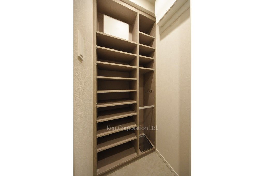 パークアクシスプレミア南青山五丁目の写真 シューズインクローゼット ※2階の同じ間取タイプを撮影。仕様が異なることがあります。