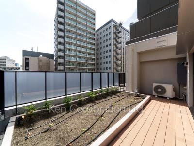 THE AKASAKA RESIDENCE S.O.A The spirit of akasakaの写真 ルーフバルコニー ウッドデッキ