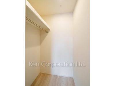 ウォークインクローゼット※画像は同タイプの1024号室（SAタイプ・スノーグレージュ）です。階数・カラータイプが異なる場合があります。 ※10階の同じ間取タイプを撮影。仕様が異なることがあります。