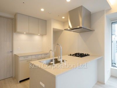 キッチン※画像は同タイプの1024号室（SAタイプ・スノーグレージュ）です。階数・カラータイプが異なる場合があります。※画像では、冷蔵庫が未設置ですが、今後設置されます。 ※10階の同じ間取タイプを撮影。仕様が異なることがあります。