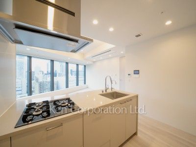 キッチン※画像は同タイプの1024号室（SAタイプ・スノーグレージュ）です。階数・カラータイプが異なる場合があります。※画像では、冷蔵庫が未設置ですが、今後設置されます。 ※10階の同じ間取タイプを撮影。仕様が異なることがあります。