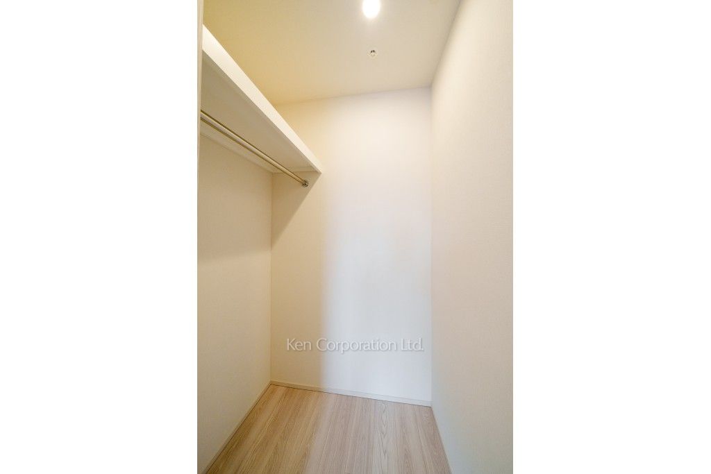 TAKANAWA GATEWAY CITY RESIDENCEの写真 ウォークインクローゼット※画像は同タイプの1024号室（SAタイプ・スノーグレージュ）です。階数・カラータイプが異なる場合があります。 ※10階の同じ間取タイプを撮影。仕様が異なることがあります。