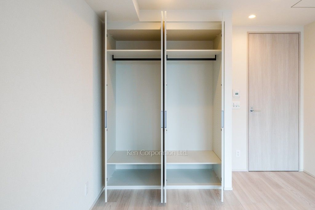 TAKANAWA GATEWAY CITY RESIDENCEの写真 クローゼット※画像は同タイプの1024号室（SAタイプ・スノーグレージュ）です。階数・カラータイプが異なる場合があります。 ※10階の同じ間取タイプを撮影。仕様が異なることがあります。