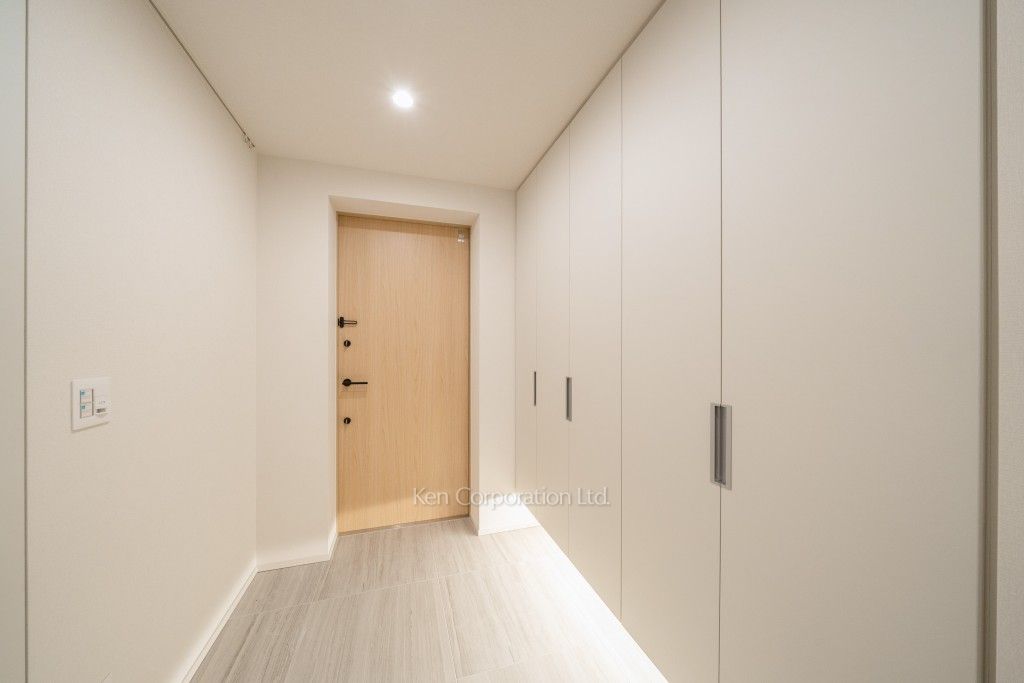 TAKANAWA GATEWAY CITY RESIDENCEの写真 玄関※画像は同タイプの1024号室（SAタイプ・スノーグレージュ）です。階数・カラータイプが異なる場合があります。 ※10階の同じ間取タイプを撮影。仕様が異なることがあります。