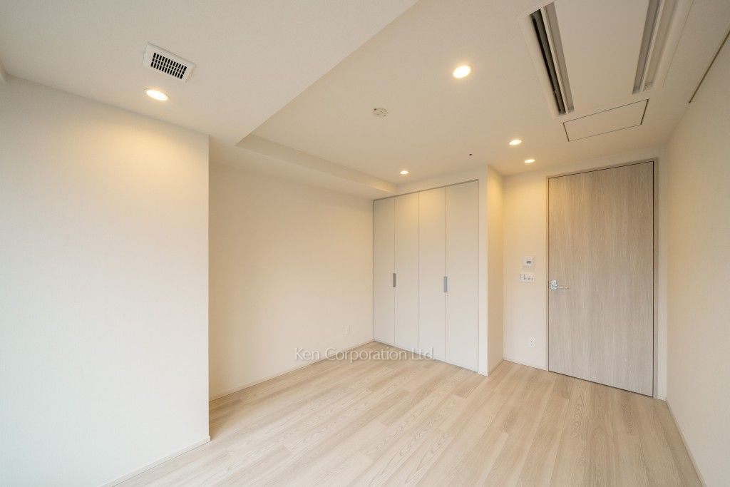 TAKANAWA GATEWAY CITY RESIDENCEの写真 マスターベッドルーム※画像は同タイプの1024号室（SAタイプ・スノーグレージュ）です。階数・カラータイプが異なる場合があります。 ※10階の同じ間取タイプを撮影。仕様が異なることがあります。