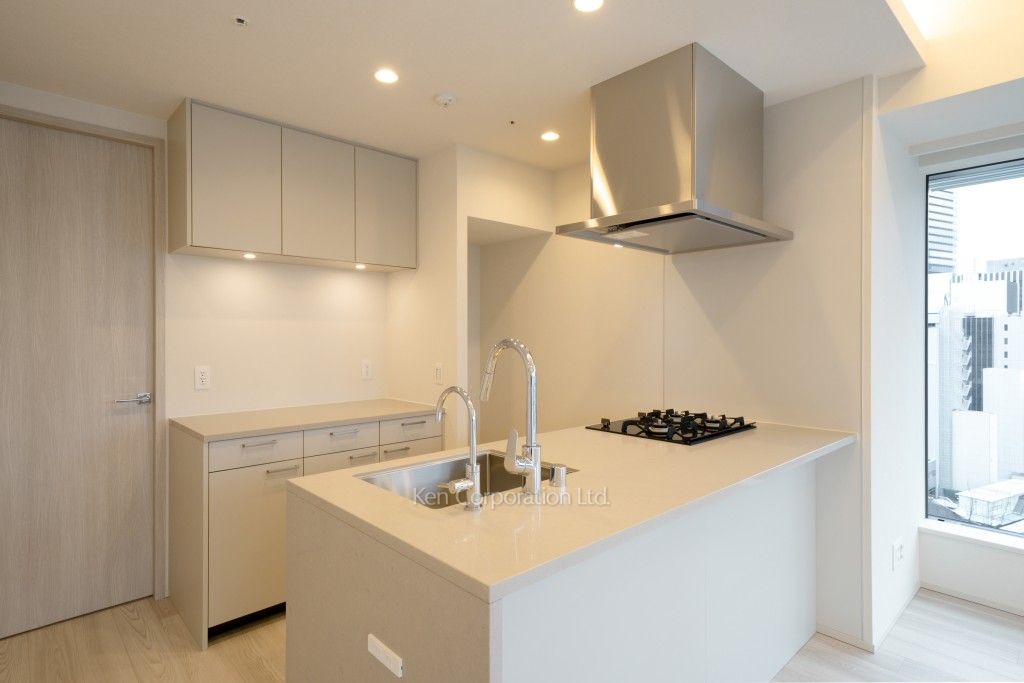 TAKANAWA GATEWAY CITY RESIDENCEの写真 キッチン※画像は同タイプの1024号室（SAタイプ・スノーグレージュ）です。階数・カラータイプが異なる場合があります。※画像では、冷蔵庫が未設置ですが、今後設置されます。 ※10階の同じ間取タイプを撮影。仕様が異なることがあります。