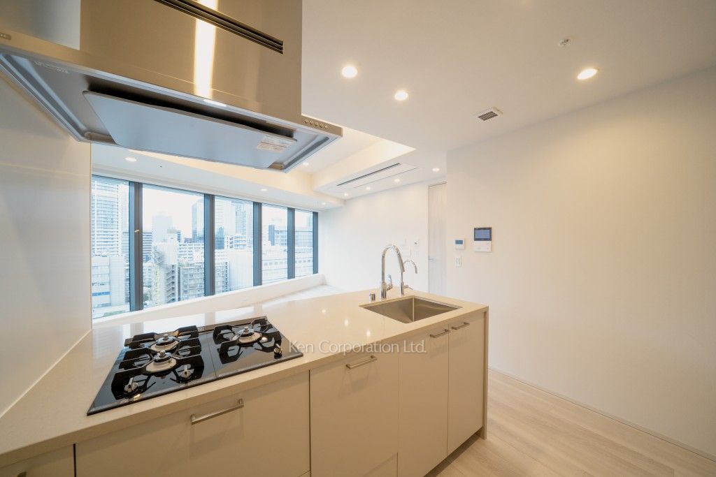 TAKANAWA GATEWAY CITY RESIDENCEの写真 キッチン※画像は同タイプの1024号室（SAタイプ・スノーグレージュ）です。階数・カラータイプが異なる場合があります。※画像では、冷蔵庫が未設置ですが、今後設置されます。 ※10階の同じ間取タイプを撮影。仕様が異なることがあります。