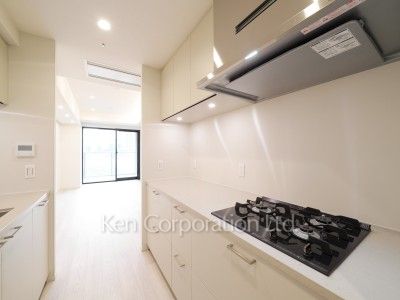 キッチン※画像は同タイプの1023号室（SBタイプ・スノーグレージュ）です。階数・カラータイプが異なる場合があります。※画像では、冷蔵庫が未設置ですが、今後設置されます。 ※10階の同じ間取タイプを撮影。仕様が異なることがあります。