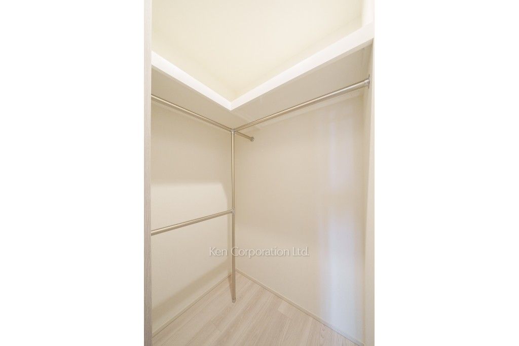 TAKANAWA GATEWAY CITY RESIDENCEの写真 ウォークインクローゼット※画像は同タイプの1023号室（SBタイプ・スノーグレージュ）です。階数・カラータイプが異なる場合があります。 ※10階の同じ間取タイプを撮影。仕様が異なることがあります。
