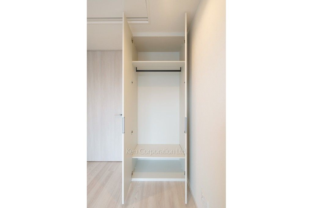 TAKANAWA GATEWAY CITY RESIDENCEの写真 クローゼット※画像は同タイプの1023号室（SBタイプ・スノーグレージュ）です。階数・カラータイプが異なる場合があります。 ※10階の同じ間取タイプを撮影。仕様が異なることがあります。