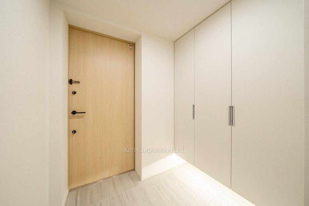 TAKANAWA GATEWAY CITY RESIDENCEの写真 玄関※画像は同タイプの1023号室（SBタイプ・スノーグレージュ）です。階数・カラータイプが異なる場合があります。 ※10階の同じ間取タイプを撮影。仕様が異なることがあります。