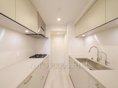 キッチン※画像は同タイプの1023号室（SBタイプ・スノーグレージュ）です。階数・カラータイプが異なる場合があります。※画像では、冷蔵庫が未設置ですが、今後設置されます。 ※10階の同じ間取タイプを撮影。仕様が異なることがあります。
