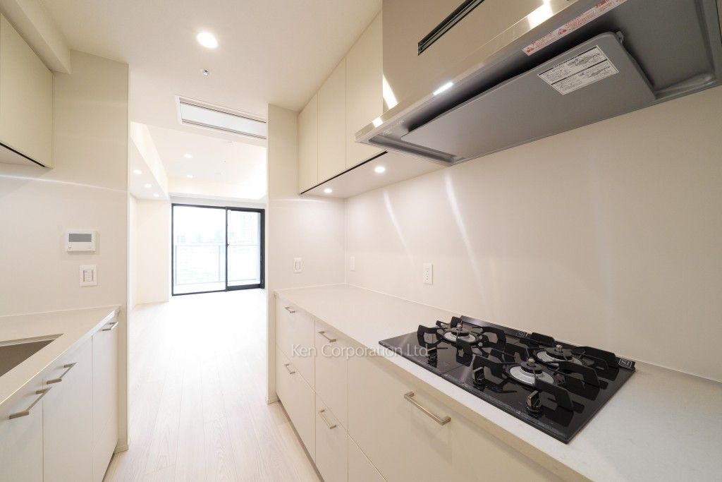 TAKANAWA GATEWAY CITY RESIDENCEの写真 キッチン※画像は同タイプの1023号室（SBタイプ・スノーグレージュ）です。階数・カラータイプが異なる場合があります。※画像では、冷蔵庫が未設置ですが、今後設置されます。 ※10階の同じ間取タイプを撮影。仕様が異なることがあります。