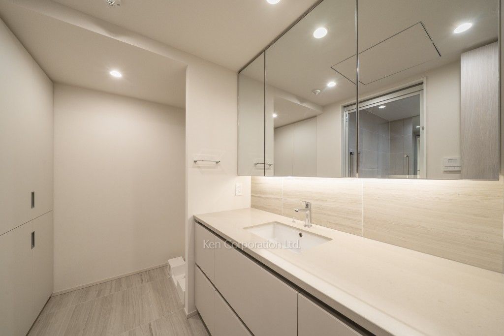 TAKANAWA GATEWAY CITY RESIDENCEの写真 パウダールーム※画像は同タイプの1023号室（SBタイプ・スノーグレージュ）です。階数・カラータイプが異なる場合があります。※画像では、洗濯乾燥機が未設置ですが、今後設置されます。 ※10階の同じ間取タイプを撮影。仕様が異なることがあります。