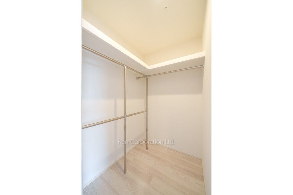 TAKANAWA GATEWAY CITY RESIDENCEの写真 ウォークインクローゼット※画像は同タイプの1022号室（SCタイプ・スノーグレージュ）です。階数・カラータイプが異なる場合があります。 ※10階の同じ間取タイプを撮影。仕様が異なることがあります。