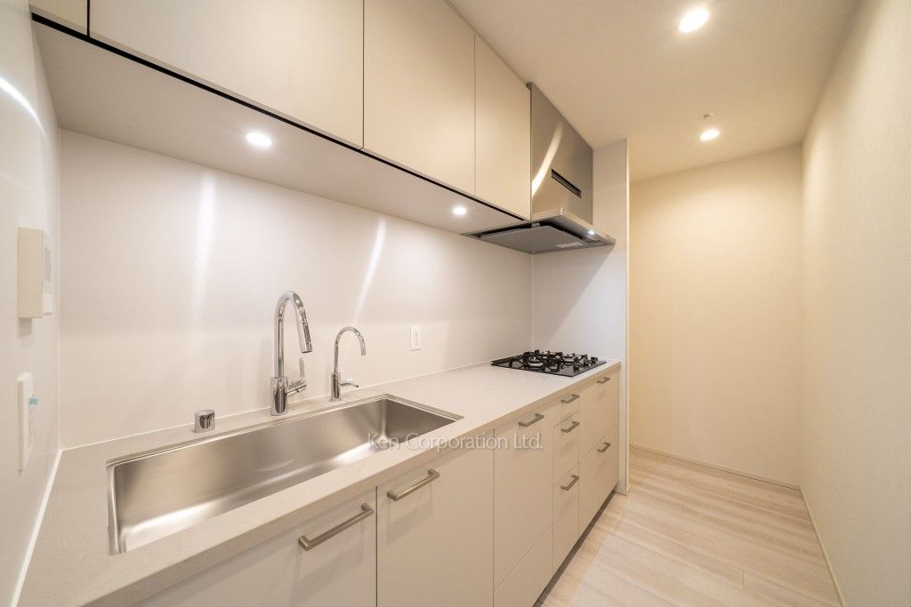 TAKANAWA GATEWAY CITY RESIDENCEの写真 キッチン※画像は同タイプの1022号室（SCタイプ・スノーグレージュ）です。階数・カラータイプが異なる場合があります。※画像では、冷蔵庫が未設置ですが、今後設置されます。 ※10階の同じ間取タイプを撮影。仕様が異なることがあります。