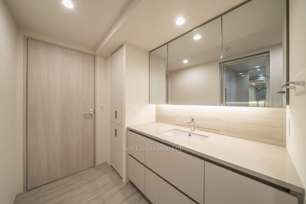 TAKANAWA GATEWAY CITY RESIDENCEの写真 パウダールーム※画像は同タイプの1022号室（SCタイプ・スノーグレージュ）です。階数・カラータイプが異なる場合があります。※画像では、洗濯乾燥機が未設置ですが、今後設置されます。 ※10階の同じ間取タイプを撮影。仕様が異なることがあります。