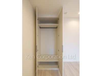 TAKANAWA GATEWAY CITY RESIDENCEの写真 クローゼット※画像は同タイプの1022号室（SCタイプ・スノーグレージュ）です。階数・カラータイプが異なる場合があります。 ※10階の同じ間取タイプを撮影。仕様が異なることがあります。