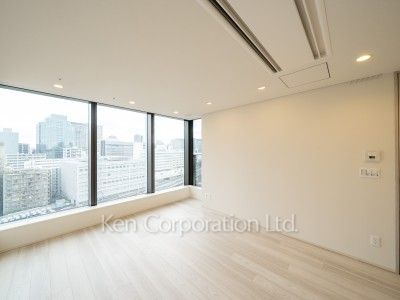 TAKANAWA GATEWAY CITY RESIDENCEの写真 マスターベッドルーム※画像は同タイプの1022号室（SCタイプ・スノーグレージュ）です。階数・カラータイプが異なる場合があります。 ※10階の同じ間取タイプを撮影。仕様が異なることがあります。