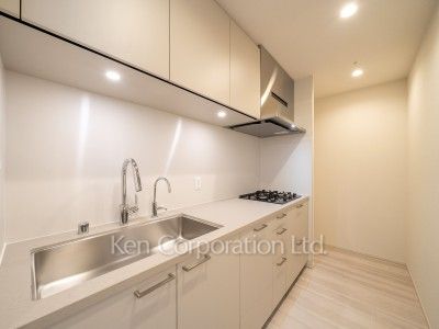 TAKANAWA GATEWAY CITY RESIDENCEの写真 キッチン※画像は同タイプの1022号室（SCタイプ・スノーグレージュ）です。階数・カラータイプが異なる場合があります。※画像では、冷蔵庫が未設置ですが、今後設置されます。 ※10階の同じ間取タイプを撮影。仕様が異なることがあります。