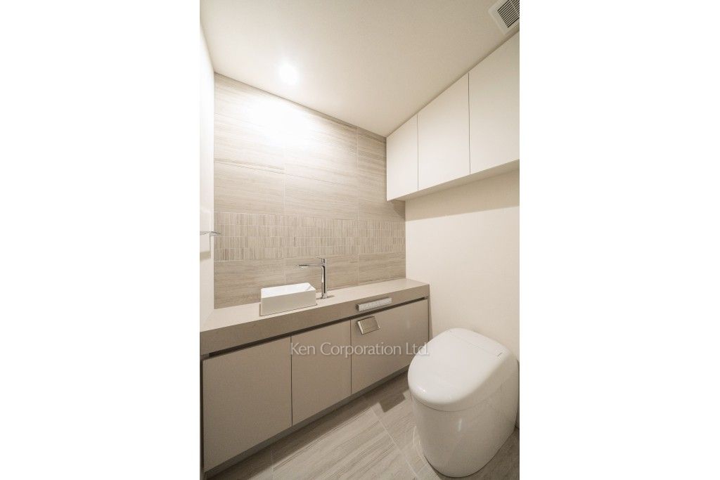 TAKANAWA GATEWAY CITY RESIDENCEの写真 トイレ※画像は同タイプの1022号室（SCタイプ・スノーグレージュ）です。階数・カラータイプが異なる場合があります。 ※10階の同じ間取タイプを撮影。仕様が異なることがあります。