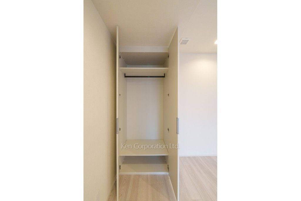 TAKANAWA GATEWAY CITY RESIDENCEの写真 クローゼット※画像は同タイプの1022号室（SCタイプ・スノーグレージュ）です。階数・カラータイプが異なる場合があります。 ※10階の同じ間取タイプを撮影。仕様が異なることがあります。