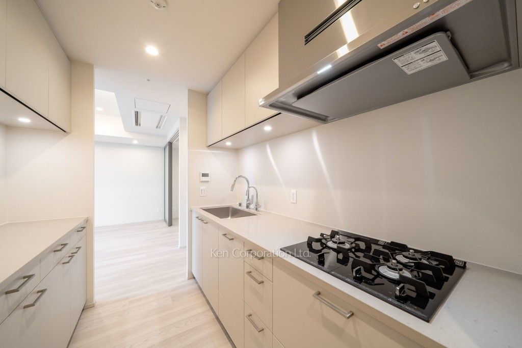 TAKANAWA GATEWAY CITY RESIDENCEの写真 キッチン※画像は同タイプの1022号室（SCタイプ・スノーグレージュ）です。階数・カラータイプが異なる場合があります。※画像では、冷蔵庫が未設置ですが、今後設置されます。 ※10階の同じ間取タイプを撮影。仕様が異なることがあります。