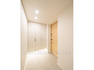 TAKANAWA GATEWAY CITY RESIDENCEの写真 玄関※画像は同タイプの1022号室（SCタイプ・スノーグレージュ）です。階数・カラータイプが異なる場合があります。 ※10階の同じ間取タイプを撮影。仕様が異なることがあります。