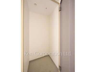 TAKANAWA GATEWAY CITY RESIDENCEの写真 デリバリートランクルーム※画像は同タイプの1022号室（SCタイプ・スノーグレージュ）です。階数・カラータイプが異なる場合があります。 ※10階の同じ間取タイプを撮影。仕様が異なることがあります。