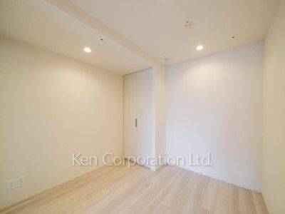 TAKANAWA GATEWAY CITY RESIDENCEの写真 ベッドルーム※画像は同タイプの1022号室（SCタイプ・スノーグレージュ）です。階数・カラータイプが異なる場合があります。 ※10階の同じ間取タイプを撮影。仕様が異なることがあります。