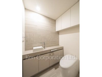 TAKANAWA GATEWAY CITY RESIDENCEの写真 トイレ※画像は同タイプの1022号室（SCタイプ・スノーグレージュ）です。階数・カラータイプが異なる場合があります。 ※10階の同じ間取タイプを撮影。仕様が異なることがあります。