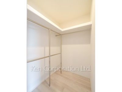 TAKANAWA GATEWAY CITY RESIDENCEの写真 ウォークインクローゼット※画像は同タイプの1022号室（SCタイプ・スノーグレージュ）です。階数・カラータイプが異なる場合があります。 ※10階の同じ間取タイプを撮影。仕様が異なることがあります。