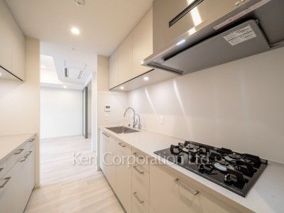 TAKANAWA GATEWAY CITY RESIDENCEの写真 キッチン※画像は同タイプの1022号室（SCタイプ・スノーグレージュ）です。階数・カラータイプが異なる場合があります。※画像では、冷蔵庫が未設置ですが、今後設置されます。 ※10階の同じ間取タイプを撮影。仕様が異なることがあります。