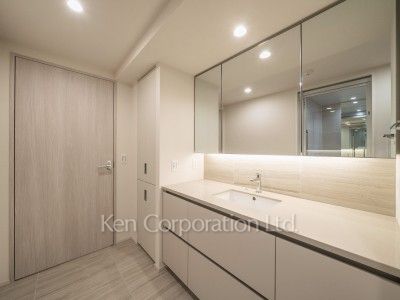 TAKANAWA GATEWAY CITY RESIDENCEの写真 パウダールーム※画像は同タイプの1022号室（SCタイプ・スノーグレージュ）です。階数・カラータイプが異なる場合があります。※画像では、洗濯乾燥機が未設置ですが、今後設置されます。 ※10階の同じ間取タイプを撮影。仕様が異なることがあります。