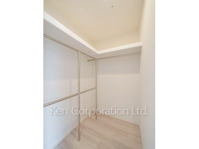 TAKANAWA GATEWAY CITY RESIDENCEの写真 ウォークインクローゼット※画像は同タイプの1021号室（SDタイプ・スノーグレージュ）です。階数・カラータイプが異なる場合があります。 ※10階の同じ間取タイプを撮影。仕様が異なることがあります。