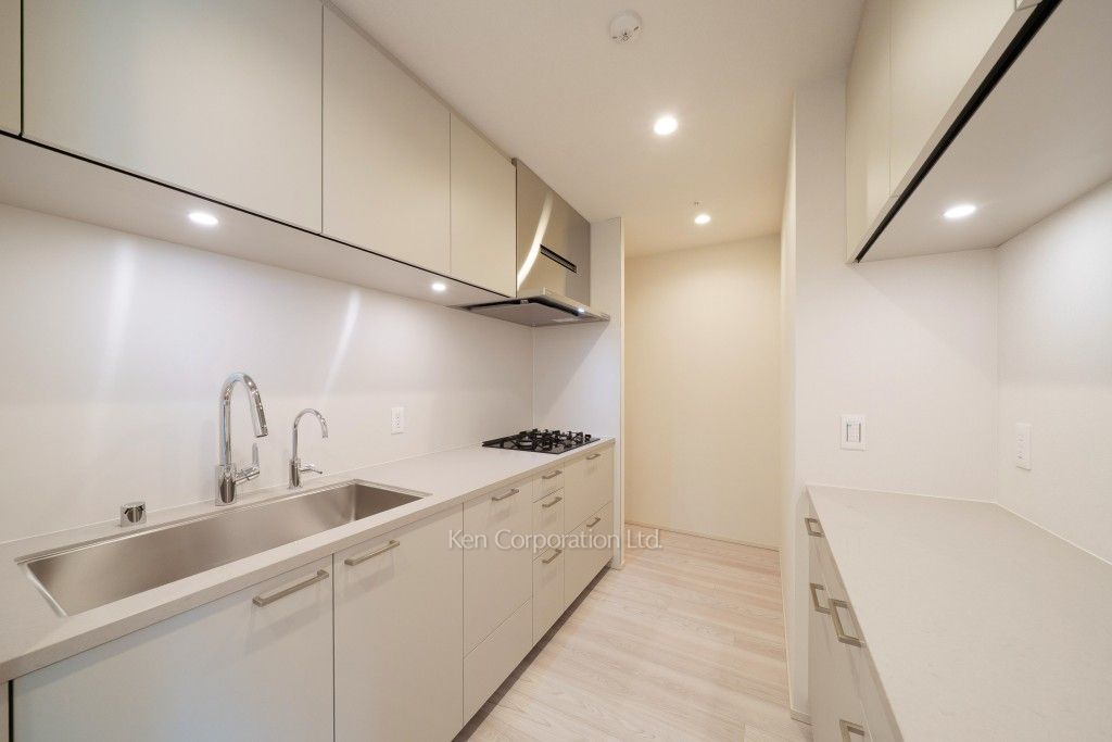 TAKANAWA GATEWAY CITY RESIDENCEの写真 キッチン※画像は同タイプの1021号室（SDタイプ・スノーグレージュ）です。階数・カラータイプが異なる場合があります。※画像では、冷蔵庫が未設置ですが、今後設置されます。 ※10階の同じ間取タイプを撮影。仕様が異なることがあります。