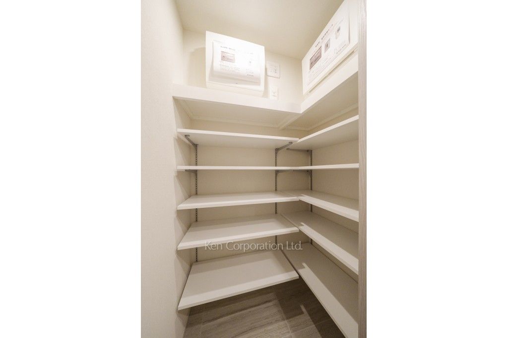 TAKANAWA GATEWAY CITY RESIDENCEの写真 シューズインクローゼット※画像は同タイプの1021号室（SDタイプ・スノーグレージュ）です。階数・カラータイプが異なる場合があります。 ※10階の同じ間取タイプを撮影。仕様が異なることがあります。