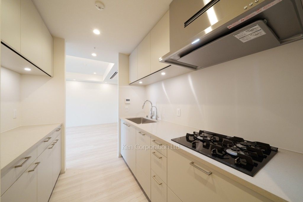 TAKANAWA GATEWAY CITY RESIDENCEの写真 キッチン※画像は同タイプの1021号室（SDタイプ・スノーグレージュ）です。階数・カラータイプが異なる場合があります。※画像では、冷蔵庫が未設置ですが、今後設置されます。 ※10階の同じ間取タイプを撮影。仕様が異なることがあります。