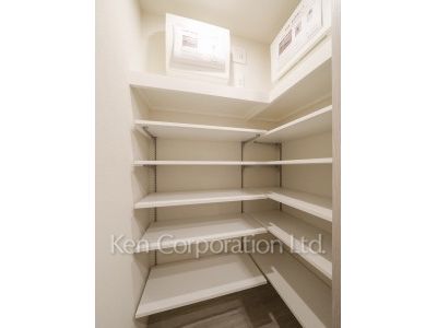 TAKANAWA GATEWAY CITY RESIDENCEの写真 シューズインクローゼット※画像は同タイプの1021号室（SDタイプ・スノーグレージュ）です。階数・カラータイプが異なる場合があります。 ※10階の同じ間取タイプを撮影。仕様が異なることがあります。