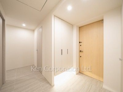 TAKANAWA GATEWAY CITY RESIDENCEの写真 玄関※画像は同タイプの1021号室（SDタイプ・スノーグレージュ）です。階数・カラータイプが異なる場合があります。 ※10階の同じ間取タイプを撮影。仕様が異なることがあります。