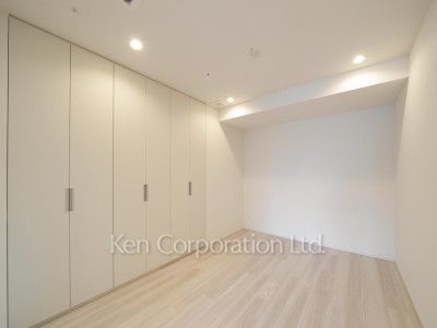 TAKANAWA GATEWAY CITY RESIDENCEの写真 ベッドルーム※画像は同タイプの1021号室（SDタイプ・スノーグレージュ）です。階数・カラータイプが異なる場合があります。 ※10階の同じ間取タイプを撮影。仕様が異なることがあります。