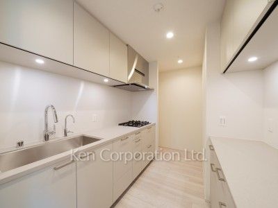 TAKANAWA GATEWAY CITY RESIDENCEの写真 キッチン※画像は同タイプの1021号室（SDタイプ・スノーグレージュ）です。階数・カラータイプが異なる場合があります。※画像では、冷蔵庫が未設置ですが、今後設置されます。 ※10階の同じ間取タイプを撮影。仕様が異なることがあります。