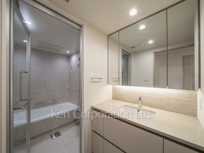 TAKANAWA GATEWAY CITY RESIDENCEの写真 パウダールーム※画像は同タイプの1021号室（SDタイプ・スノーグレージュ）です。階数・カラータイプが異なる場合があります。 ※10階の同じ間取タイプを撮影。仕様が異なることがあります。