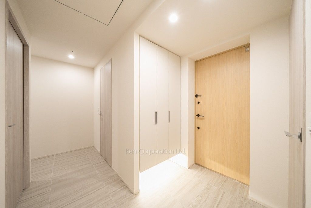 TAKANAWA GATEWAY CITY RESIDENCEの写真 玄関※画像は同タイプの1021号室（SDタイプ・スノーグレージュ）です。階数・カラータイプが異なる場合があります。 ※10階の同じ間取タイプを撮影。仕様が異なることがあります。