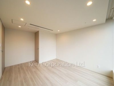 TAKANAWA GATEWAY CITY RESIDENCEの写真 マスターベッドルーム※画像は同タイプの1021号室（SDタイプ・スノーグレージュ）です。階数・カラータイプが異なる場合があります。 ※10階の同じ間取タイプを撮影。仕様が異なることがあります。