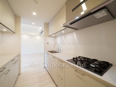 TAKANAWA GATEWAY CITY RESIDENCEの写真 キッチン※画像は同タイプの1021号室（SDタイプ・スノーグレージュ）です。階数・カラータイプが異なる場合があります。※画像では、冷蔵庫が未設置ですが、今後設置されます。 ※10階の同じ間取タイプを撮影。仕様が異なることがあります。